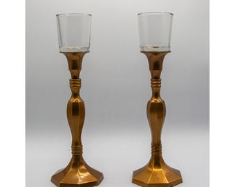 Candelabros cónicos de metal con acabado de latón vintage con portavelas de cristal (par)