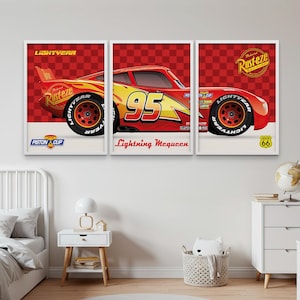 Op de afbeelding: Een drieluik van ingelijste kunstprints met Lightning McQueen uit de film Cars. De prints tonen de rode raceauto met nummer 95, het Rust-eze-logo en de tekst "Lightning McQueen". De achtergrond is een rood geblokt patroon.