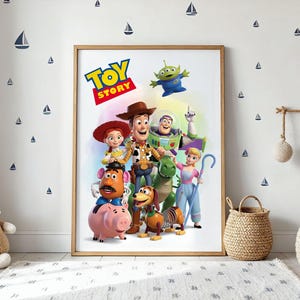 Könnte beinhalten: Ein gerahmter Druck mit den Toy Story-Charakteren, darunter Woody und Buzz Lightyear. Der Druck hat einen Holzrahmen und wird in einem Kinderzimmer mit Segelboot-Wandaufklebern und einem geflochtenen Korb ausgestellt.