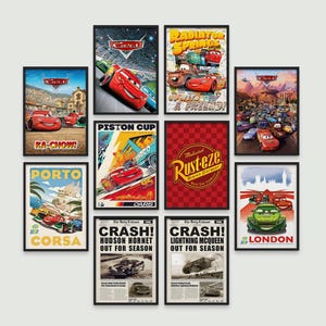Puede incluir: Una colección de carteles enmarcados de la película Cars. Los carteles presentan varias escenas y personajes de la película animada, incluyendo a Rayo McQueen y Mate. La paleta de colores incluye rojo, azul y amarillo.