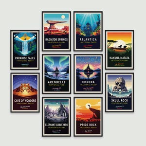 Könnte beinhalten: Eine Sammlung gerahmter Kunstdrucke mit stilisierten Illustrationen fiktiver Nationalpark-Ziele. Jeder Druck zeigt eine einzigartige Landschaftsszene mit Text wie "Paradise Falls", "Atlantica" und "Hakuna Matata". Die Drucke sind in schwarzen Rahmen.