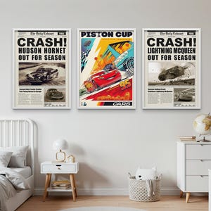 Puede incluir: Tres carteles enmarcados con temas de carreras de coches antiguos. Un cartel dice "CRASH! HUDSON HORNET OUT FOR SEASON" con una imagen en blanco y negro de un coche clásico. Otro cartel dice "PISTON CUP" con un coche de carreras rojo. El tercer cartel dice "CRASH! LIGHTNING MCQUEEN OUT FOR SEASON".