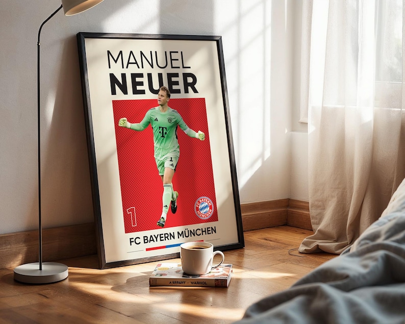 Pode incluir: Um cartaz emoldurado com um gr&aacute;fico de Manuel Neuer em uniforme de guarda-redes verde claro sobre um fundo vermelho. O texto diz MANUEL NEUER e FC BAYERN M&Uuml;NCHEN, com o n&uacute;mero 1 e o log&oacute;tipo da equipa FC Bayern M&uuml;nchen na impress&atilde;o.
