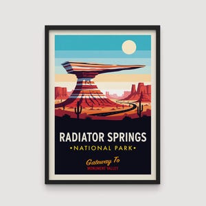 Könnte beinhalten: Gerahmter Kunstdruck mit einer stilisierten Landschaft des Radiator Springs National Park. Das Kunstwerk zeigt eine Mesa, eine Straße und eine Wüstenlandschaft in Rot-, Orange- und Blautönen. Der Text unten lautet "Radiator Springs National Park" und "Gateway to Monument Valley."