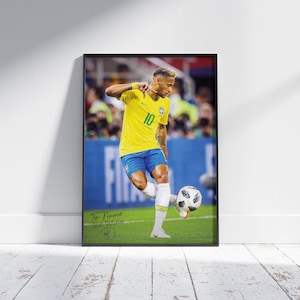 Pode incluir: Impress&atilde;o emoldurada de um jogador de futebol com uma camisa amarela, n&uacute;mero 10, chutando uma bola de futebol em um campo verde. O jogador est&aacute; usando shorts azuis e meias brancas. A impress&atilde;o &eacute; assinada e tem o texto "To Name Best Wishes".