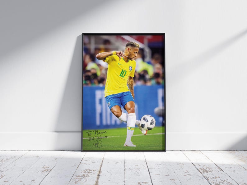 Pode incluir: Impress&atilde;o emoldurada de um jogador de futebol com uma camisa amarela, n&uacute;mero 10, chutando uma bola de futebol em um campo verde. O jogador est&aacute; usando shorts azuis e meias brancas. A impress&atilde;o &eacute; assinada e tem o texto "To Name Best Wishes".