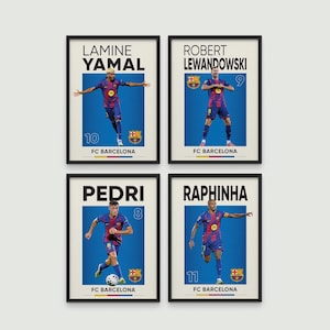 Puede incluir: Cuatro carteles enmarcados con jugadores de fútbol del FC Barcelona: Lamine Yamal, Robert Lewandowski, Pedri y Raphinha. Cada cartel tiene un fondo azul con el nombre, el número y el logotipo del equipo del jugador. Los carteles están en marcos negros.
