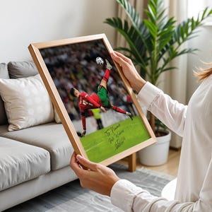 Póster personalizado de Cristiano Ronaldo: Impresión de nombre personalizada con la firma de Ronaldo, chilena icónica, regalo para fans de Ronaldo, póster deportivo imagen 4