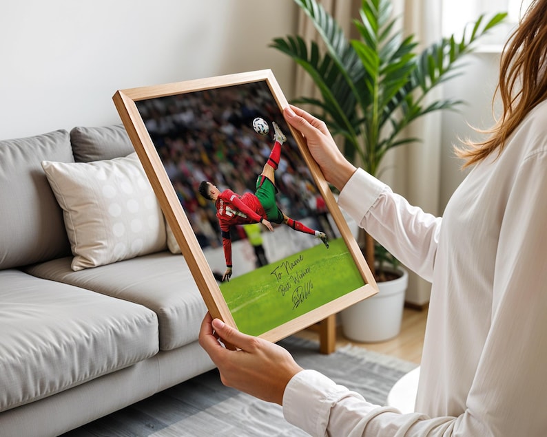 Póster personalizado de Cristiano Ronaldo: Impresión de nombre personalizada con la firma de Ronaldo, chilena icónica, regalo para fans de Ronaldo, póster deportivo imagen 4