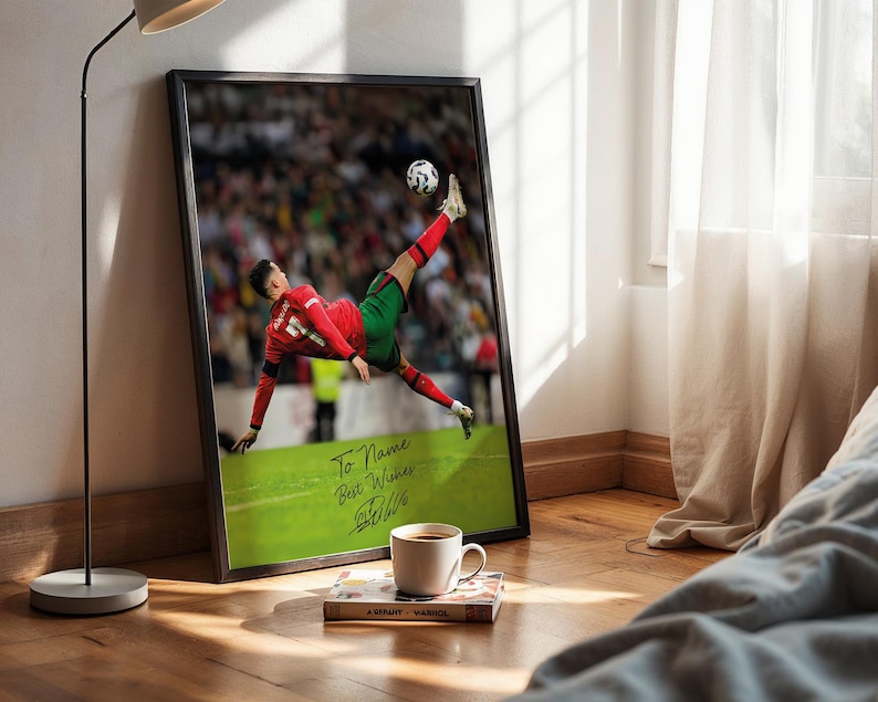 Póster personalizado de Cristiano Ronaldo: Impresión de nombre personalizada con la firma de Ronaldo, chilena icónica, regalo para fans de Ronaldo, póster deportivo imagen 2