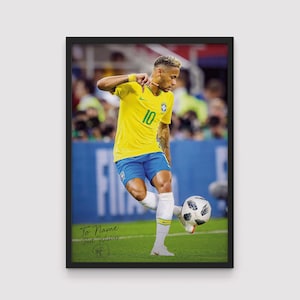 Pode incluir: Impress&atilde;o emoldurada de um jogador de futebol com uma camisa amarela com o n&uacute;mero 10, cal&ccedil;&otilde;es azuis e meias brancas, chutando uma bola de futebol em um campo verde. A impress&atilde;o inclui o texto "To Name Best Wishes" e uma assinatura.