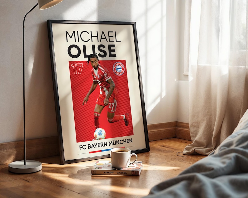 Pode incluir: Um cartaz vertical emoldurado com um gr&aacute;fico do jogador de futebol Michael Olise com o equipamento vermelho do FC Bayern M&uuml;nchen e o n&uacute;mero 17. O design inclui o texto MICHAEL OLISE no topo e FC BAYERN M&Uuml;NCHEN na parte inferior num fundo creme.