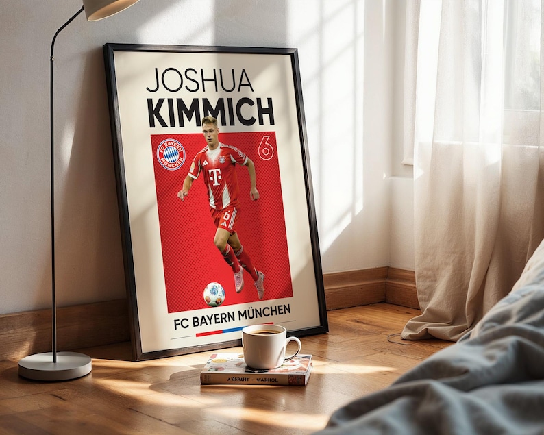 Pode incluir: Um cartaz emoldurado com um gr&aacute;fico do jogador de futebol Joshua Kimmich no uniforme vermelho e branco do FC Bayern M&uuml;nchen. O design inclui o texto JOSHUA KIMMICH, o n&uacute;mero 6, o log&oacute;tipo da equipa e o texto FC BAYERN M&Uuml;NCHEN em fundo creme.