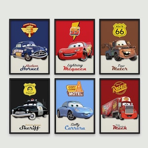 Może przedstawiać: Sześć oprawionych wydruków artystycznych z postaciami z filmu Auta. Wydruki przedstawiają Zygzaka McQueena, Złomka, Sally Carrera i inne pojazdy. Każdy wydruk ma inny kolor tła i postać.