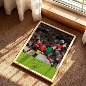 Póster personalizado de Cristiano Ronaldo: Impresión de nombre personalizada con la firma de Ronaldo, chilena icónica, regalo para fans de Ronaldo, póster deportivo imagen 5