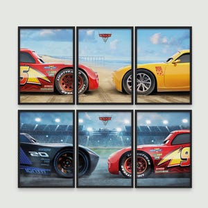 Può includere: Arte murale a sei pannelli con il film d'animazione Cars. L'opera presenta primi piani di Saetta McQueen e altre auto da corsa. Le auto sono di un vibrante rosso, giallo e nero, ambientate su sfondi di spiaggia e stadio.