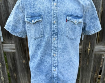 Vintage 1990’s Acid Wash Levi’s Denim Button-Up Short Sleeved Shirt - XL