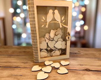 Alternativa al libro de firmas de boda personalizado: Caja de madera con 100 corazones
