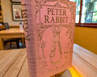 Joyero de madera con grabado de Peter Rabbit y forro de terciopelo.