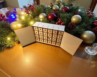 Calendario de Adviento de madera personalizado / Cuenta regresiva navideña de 24 cajones / Caja navideña cortada a láser