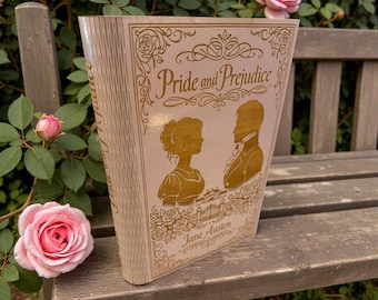 Joyero de madera grabado con forro de terciopelo.