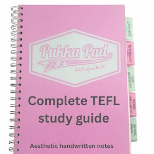 Può includere: Quaderno rosa A4 a spirale con il testo "Pukka Pad" e "Complete TEFL study guide". Il quaderno ha linguette etichettate e il testo "Aesthetic handwritten notes".