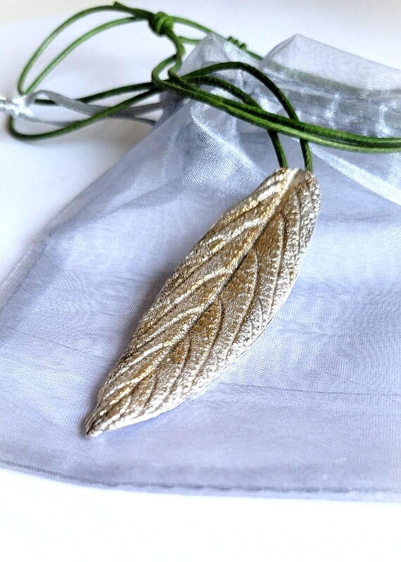 Statement Kette Blatt Feinsilber vergoldet | Natur Anhänger | Handgefertigt | Lange Lederkette | Boho Schmuck | Unikat | Silver-gold leaf