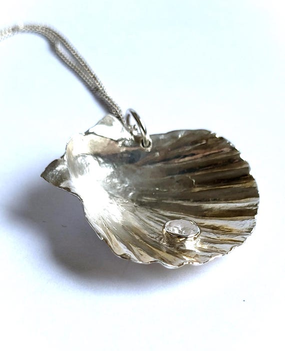 Jakobsmuschel Anhänger | Pilgrim Shell | Camino Pendant | Symbolic Necklace | Ocean Jewelry | Zirkonia Anhänger | Silber vergoldet