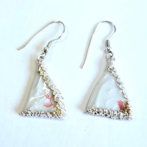 Weiße Porzellan Ohrringe mit roten Blumen | Handgefertigte Ohrhänger | Upcycling Unikat | Silber | Leicht | Statement Earrings