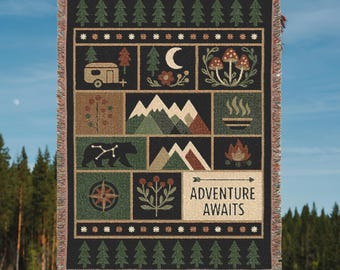 Manta de camping, manta tejida con diseño de patchwork "Aventura te espera", brújula de montaña, árboles y oso, regalo para amantes de las actividades al aire libre, manta de camping