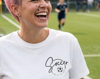 Camiseta del Club de Mamás Futboleras, personalizada con nombre y número de equipo. Regalo para mamás futboleras en el Día de la Madre. Orgullosa mamá futbolera.