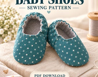 Pode incluir: Um par de sapatos de bebé em verde-azulado com bolinhas brancas e forro interior xadrez. O texto BABY SHOES SEWING PATTERN e PDF DOWNLOAD é visível. Os sapatos são feitos de tecido com uma abertura elástica e biqueira arredondada.
