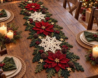 Pode incluir: Um caminho de mesa decorativo longo com flores de poinsétia vermelhas em croché, motivos de flocos de neve brancos e pequenas estrelas amarelas, intercalados com ramos de pinheiro verdes, bagas vermelhas e pinhas castanhas.