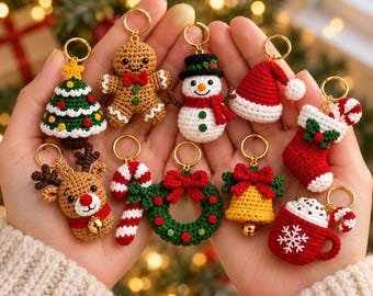 Pode incluir: Um conjunto de dez pequenos porta-chaves de croché com tema natalício, incluindo um boneco de gengibre, boneco de neve, rena, árvore de Natal, gorro de Pai Natal, meia, bengala doce, coroa, sino e uma caneca, todos em argolas douradas.