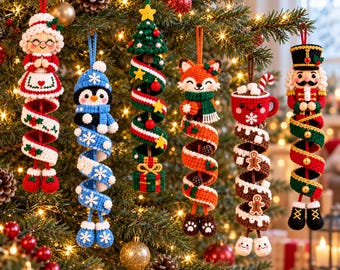 Pode incluir: Seis enfeites de Natal de crochê pendurados numa árvore, apresentando uma figura de avó, um pinguim, uma árvore em espiral, uma raposa, uma caneca de chocolate quente com marshmallows e um quebra-nozes, todos com longas caudas em espiral.