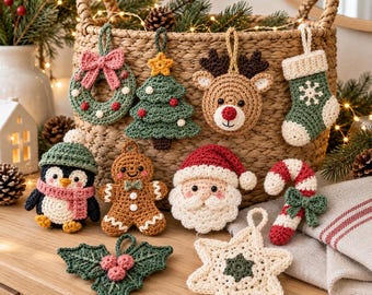 Pode incluir: Uma coleção de enfeites de Natal em crochê, incluindo uma guirlanda, árvore, rena, meia, pinguim, boneco de gengibre, Papai Noel, bengala doce, folhas de azevinho com bagas e uma estrela, todos com texturas de fio detalhadas e cores vivas.