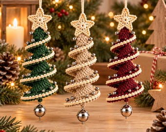 Pode incluir: Três enfeites de árvore de Natal suspensos feitos de fio de crochê nas cores verde-escuro, bege e vermelho profundo. Cada árvore cónica apresenta uma estrela de crochê creme no topo, um acabamento em espiral com contas prateadas e um guizo.