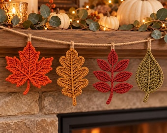 Pode incluir: Uma guirlanda decorativa com quatro folhas de crochê distintas em tons de laranja, amarelo mostarda, vermelho escuro e verde oliva, suspensas por um cordão de juta natural sobre uma lareira de pedra.