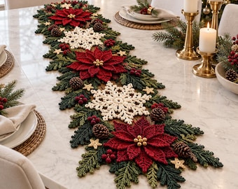 Pode incluir: Um caminho de mesa retangular de crochê com um padrão repetitivo de flores de poinsétia vermelho-escuras, flocos de neve brancos, ramos de pinheiro verdes, pequenas pinhas castanhas, bagas vermelhas e pequenas estrelas amarelas.