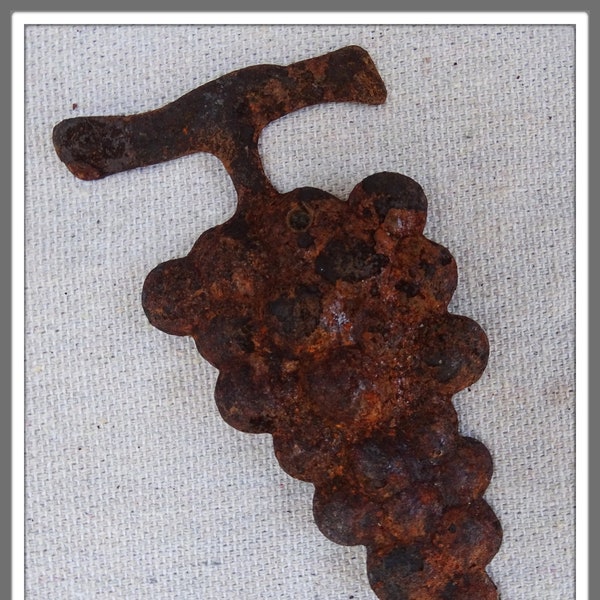 Vintage Rusty Crusty Grape Cluster, Salvage Fragment Grapes, Rusted Metal Grapes, Grapes, Metal Grape Stamping, Metal Grapes for Crafting