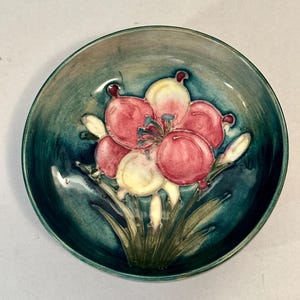 Moorcroft Bowl with Flower, Moorcroft Green Floral Bowl, Moorcroft Pottery, Made In England, English Pottery, 4-1/2&quot; Moorcroft Bowl