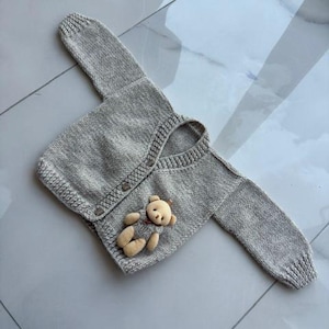 Handgefertigte Babyjacke: Weiche Baumwollstrickjacke mit Teddybär