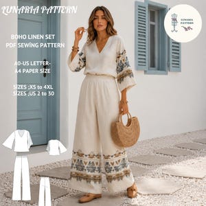Op de afbeelding: Een crèmekleurige boho-set van linnen, bestaande uit een V-hals top en een broek met wijde pijpen, met geborduurde details in blauw en bruin. De afbeelding toont ook een geweven handtas. De tekst op de afbeelding luidt "LUNARIA PATTERN", "BOHO LINEN SET" en "PDF SEWING PATTERN".
