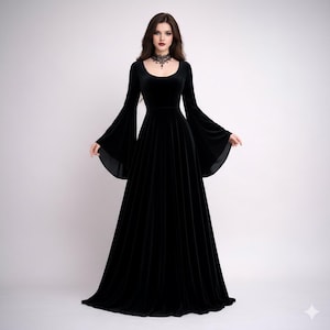 Pode incluir: Um vestido longo de veludo preto com decote redondo e mangas largas. O vestido tem um corpete justo e uma saia fluida. Um colar gargantilha preto &eacute; usado. Ideal para eventos formais ou tem&aacute;ticos, o vestido &eacute; elegante.