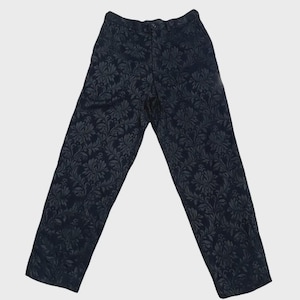 Puede incluir: Pantalones azul marino oscuro con un estampado floral. Los pantalones tienen cierre de botón y un diseño clásico de pierna recta. La tela tiene un brillo sutil, y el estampado floral es de un tono más oscuro de azul marino.