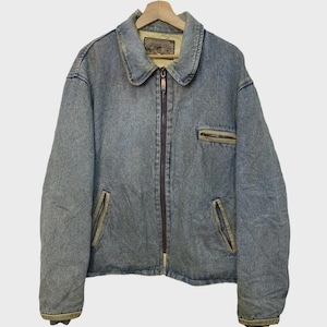 Puede incluir: Chaqueta vaquera azul claro con cremallera, dos bolsillos delanteros y un bolsillo pequeño en el pecho. La chaqueta tiene cuello y está colgada de una percha de madera. La chaqueta tiene un aspecto descolorido.