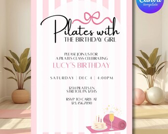 Puede incluir: Invitación de cumpleaños de Pilates a rayas rosas y blancas. La invitación dice "Pilates con la cumpleañera" e incluye detalles del evento, como la fecha, la hora y el lugar. También se muestra un lazo rosa y una esterilla de yoga enrollada.