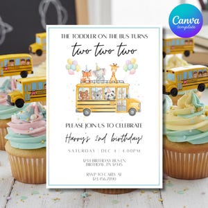Könnte beinhalten: Eine Geburtstagseinladung mit einem gelben Schulbus-Design und Tierillustrationen. Der Text lautet "The toddler on the bus turns two two two". Die Einladung ist von Cupcakes mit Schulbus-Toppern umgeben. Für einen 2. Geburtstag.
