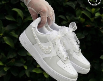 Brudskor med pärlslipon, specialdesignade Air Force 1-skor till bruden