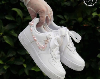 Roze parel bruidsschoenen, custom Air Force 1 bruiloftsneakers met hartbedel